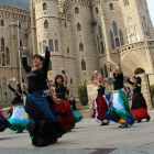 Las bailarinas durante su actuación delante del Palacio de Gaudí en Astorga.