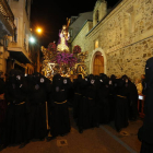 Porcesión del encuentro en La Bañeza, entre las cofradías de Jesús del Nazareno y Angustias. JESÚS F. SALVADORES