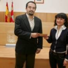 Francisco Javier Pérez recibió el cheque de manos de Susana Téllez