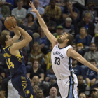 Marc Gasol, en acción, ante Bojan Bogdanovic.