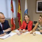 Alicia García y Cristina Valido, ayer en la reunión en Valladolid. R, GARCÍA
