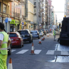 Los trabajos en la zona de aparcamientos cortaron ayer un carril de circulación y provocaron retenciones en el centro.
