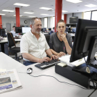 Joaquín Llamas, alcalde de Villarejo de Órbigo, con Susana Vergara Pedreira, redactora jefa del Diario de León, en la redacción del periódico durante el encuentro digital con los lectores.  JESÚS F. SALVADORES