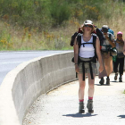 Peregrinos del Camino de Santiago a su paso por el Bierzo, en una imagen de archivo. L. DE LA MATA