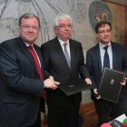 Silván, Hermida y Saiz, tras la firma del convenio realizada ayer en el Universidad de León.