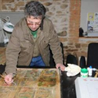 Rafael Rabanedo trabaja en una pieza, ayer en el taller de restauración del MAEC.