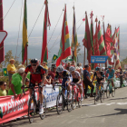 La segunda presencia de La Camperona en la Vuelta a España contó con los pendones dispuestos en los últimos metros. SECUNDINO PÉREZ