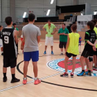 Chiqui Barros se dirige a los participantes del campus en la cancha del Bembibre Arena.