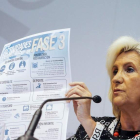 La consejera de Sanidad con el cartel de la fase 3. R. GARCÍA