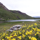La laguna del Lago de Babia, un lugar enigmático enclavado en un espectacular paisaje.