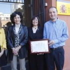 Ana Fernández, Mercedes Cabrera, Lola Abelló y Javier Barcia, con el premio al Ampa Tierno Galván