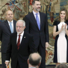 José María Merino, tras recoger el premio de manos de la reina doña Letizia, en presencia del rey Felipe VI y del ministro de Cultura, José Ignacio Wert.