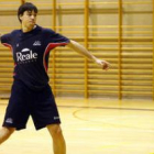Mikel Aguirrezabalaga durante la sesión de entrenamiento que el Reale Ademar hizo ayer en el pabelló