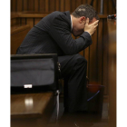 Oscar Pistorius vomita en un cubo, durante el testimonio del forense que realizó la autopsia a la novia del atleta.