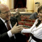 Montilla conversa en el Senado con la presidenta del PP catalán, Alicia Sánchez Camacho.