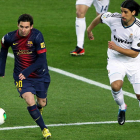 Lionel Messi y el centrocampista alemán del Madrid Sami Khedira durante el partido de vuelta de la semifinal de la Copa del Rey disputado en el Camp Nou.
