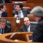 De Santiago-Juárez y Herrera observan la intervención del portavoz del grupo mixto.