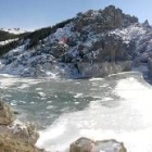 El agua helada del pantano de Camporredondo en Palencia