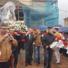 Inicio de la procesión del Voto de Laguna de Negrillos, con la Virgen ayer protegida de la lluvia. DL