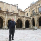El abad de San Isidoro, Francisco Rodríguez Llamazares, en el claustro, ante el lugar donde se reuni