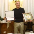 El de Cuatrovientos aparece sonriente durante un homenaje que le tributaron en su propio barrio