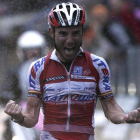 El ciclista español celebra la victoria tras alcanzar la línea de meta.