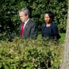 George W. Bush, ayer, en los jardínes de la Casa Blanca