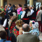 El alcalde, Manuel García, dio la bienvenida al grupo de mayores de Nava que acudió a la jornada. DL
