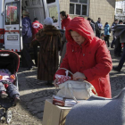 Varias personas durante el reparto de material por parte de la Cruz Roja en Talakovka.