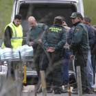 El cuerpo sin vida de Mari Carmen Fernández fue retirado por orden de la jueza a las 20.00 horas para su traslado a León.