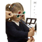 Una niña se somete a un examen de agudeza visual.