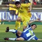 Riquelme salta sobre Daniel Jarque para superar la fuerte entrada el jugador espanyolista