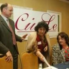 Evelio Castaño, María Dolores Otero y Camino Vega, en el acto de ayer
