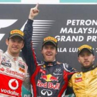 Vettel, en el centro, celebra su victoria junto a Button, segundo y Heidfeld, derecha, tercero.