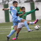 Ivi Vales, a la izquierda, se mostró muy activo durante todo el partido viéndose obligado a multiplicarse en funciones defensivas. ARSENIO CALVO