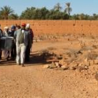 Los hombres trasladan los féretros de los inmigrantes marroquíes al cementerio de Buizakarn