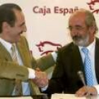 El presidente de Caja España, Santos Llamas, firmó el convenio con la Fundación Lengua Española