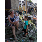 Imagen de una familia tras el estallido de un misil en su casa cercana a Kiev. SERGEY DOLZHENKO