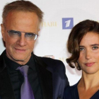 Los actores Christophe Lambert y Vahina Giocante, en la presentación de la serie 'Mata Hari', en el MIP-COM de Cannes.