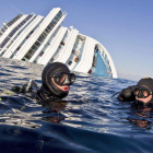 Buceadores, frente al encallado ‘Concordia’, participan en las labores de búsqueda.