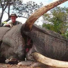 El doctor Jan Casmir Seski, con un elefante, en una imagen colgada en Facebook en septiembre del 2014.