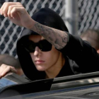 Justin Bieber saluda a sus fans a la salida del correccional.