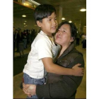 Yened Seas se abraza a su hijo César Castro, que viajó solo