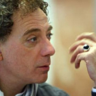Juan Carlos Mestre, premio Nacional de Poesía que cultiva, además, otras disciplinas.