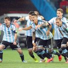 Los argentinos corren eufóricos después de conseguir su pase a la final de un Mundial tras una larga espera de 24 años.