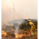 Un bombero controla un fuego bajo en Bejís. DOMENECH CASTELLÓ