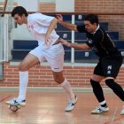 Pablo se lleva el balón ante la oposición de Marquitos.