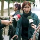 La madre del pequeño conversa con los periodistas tras denunciar la desaparición de su hijo