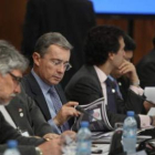 El presidente colombiano, Álvaro Uribe, lee una publicación durante la cumbre de Unasur.