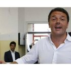 Matteo Renzi deposita su voto.